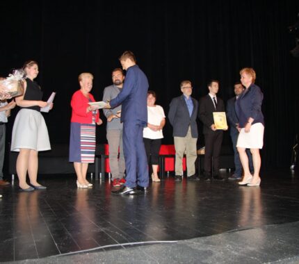 Burmistrz i Rada Miejska nagrodzili najzdolniejszych uczniów