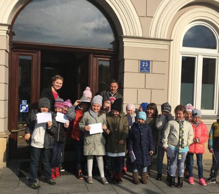 Grzegorz Kasdepke i mali czytelnicy z wizytą w Urzędzie Miejskim