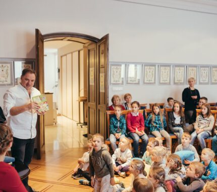 Grzegorz Kasdepke i mali czytelnicy z wizytą w Urzędzie Miejskim