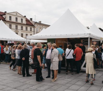 Foodtrucki w Wadowicach w ramach festiwalu Zjedz na Polu
