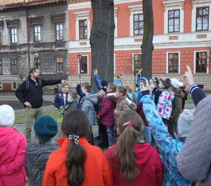 Burmistrz Klinowski wraz z uczniami z SP Nr 4 przypominają o dokarmianiu ptaków zimą