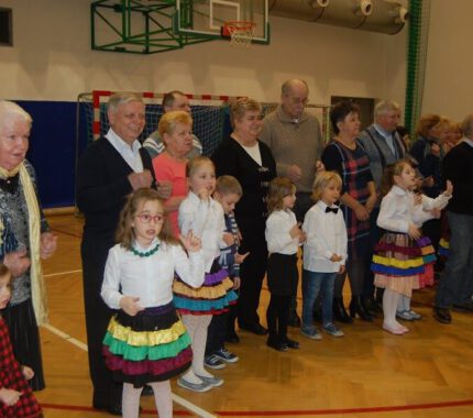 Szkoła Podstawowa Nr 1 w Wadowicach świętuje Dzień Babci i Dziadka