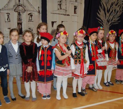 Szkoła Podstawowa Nr 1 w Wadowicach świętuje Dzień Babci i Dziadka
