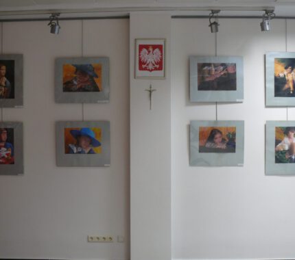 „Wielcy malarze – mali artyści”  wyjątkowa wystawa w WBP