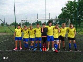 Piłkarskie zmagania szkół na Orliku