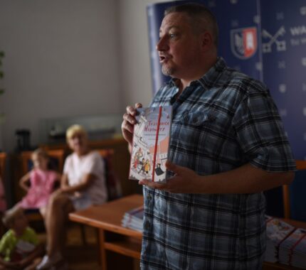 Dzieci czytały „Tajemnicę Wadowity” z autorem – Marcinem Pałaszem