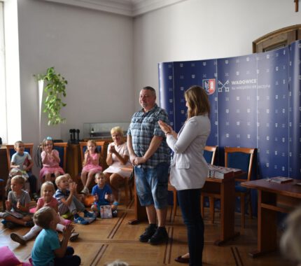 Dzieci czytały „Tajemnicę Wadowity” z autorem – Marcinem Pałaszem