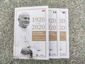 publikacja o JP2 na 100. 300x225 - Nowe wydawnictwo Gminy Wadowice z okazji 100. rocznicy urodzin św. Jana Pawła II.