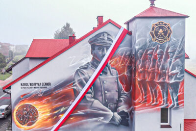 Patriotyczny mural z wizerunkiem Karola Wojtyły Seniora, OSP Wysoka