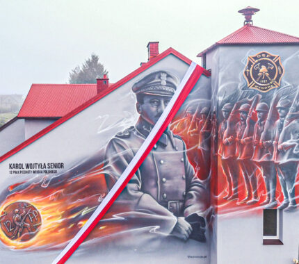 Patriotyczny mural z wizerunkiem Karola Wojtyły Seniora, OSP Wysoka